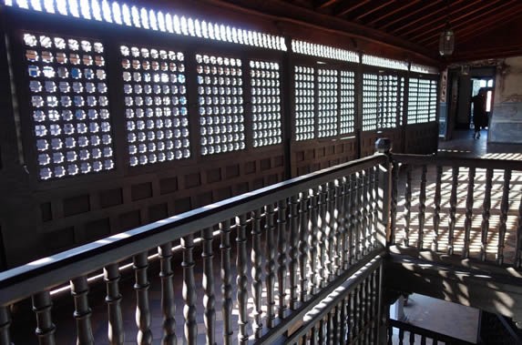 ventanal de madera antiguo y escaleras de madera