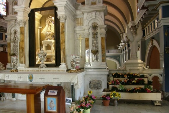 santuario de mármol con figura de una virgen