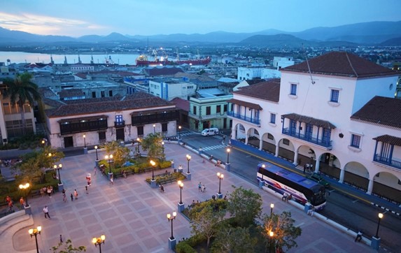 plaza rodeada de edificios coloniales al atardecer