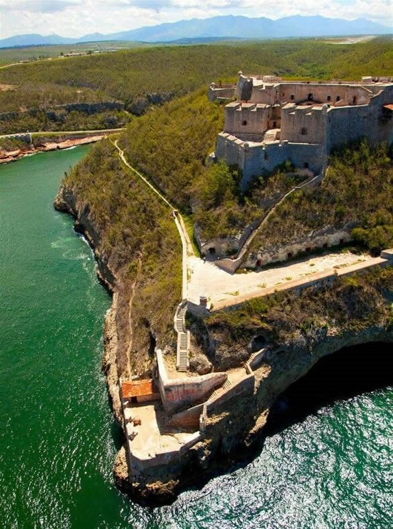 vista aérea del castillo rodeado de mar y plantas