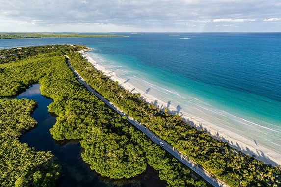 Vista aérea playa y lagunas en Cayo Santa Maria