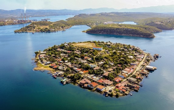 vista aérea de una isla con vegetación y tejados