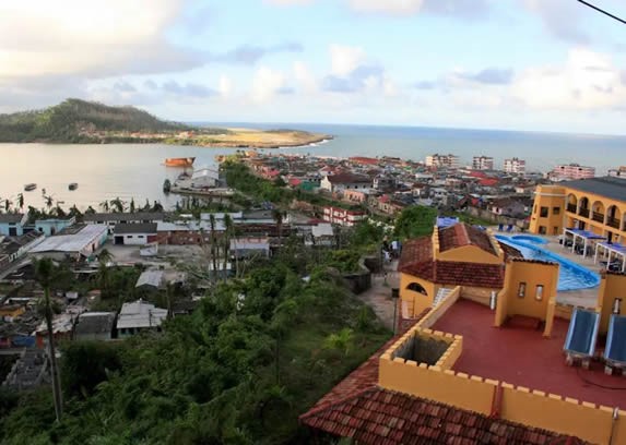 vista aérea de la fortaleza y la bahía