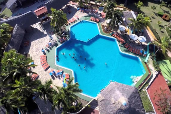 vista aérea de la piscina rodeada de tumbonas