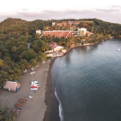 vista aérea del hotel rodeado de vegetación y mar