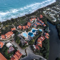 vista aérea del hotel con mar y vegetación