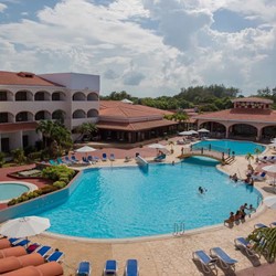 Vista aérea piscina del hotel Cuatro Palmas