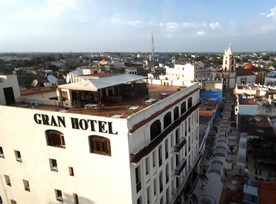 vista aérea del hotel con terraza techada