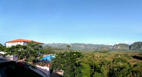 vista aérea del hotel rodeado de montañas 