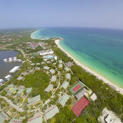 vista aérea del hotel junto al mar y la laguna