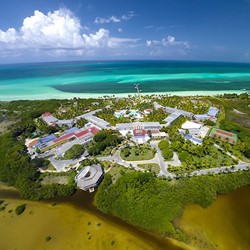 vista aérea del hotel junto al mar y la laguna
