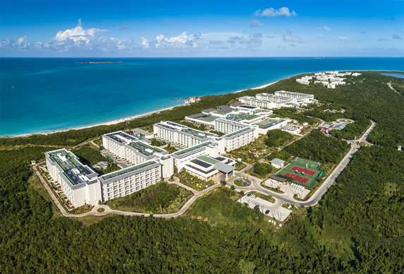 vista aérea del hotel junto al mar con vegetación