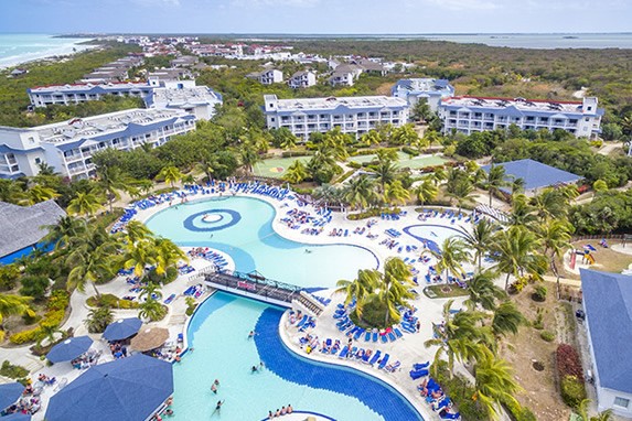 vista aérea de la piscina rodeada de tumbonas 