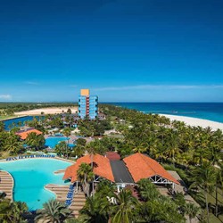 Vista aérea de la piscina del hotel