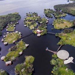 vista aérea del hotel y la laguna
