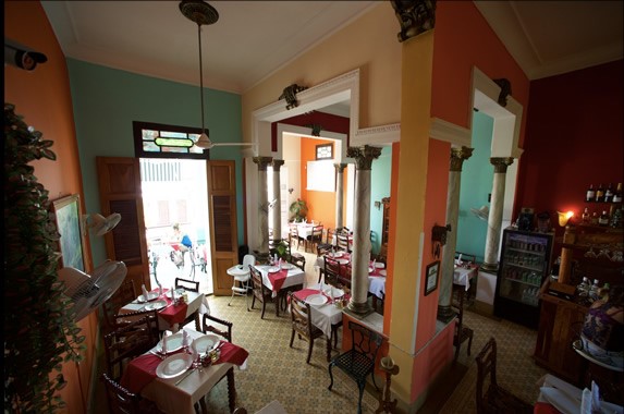 vista aérea del interior del restaurante 