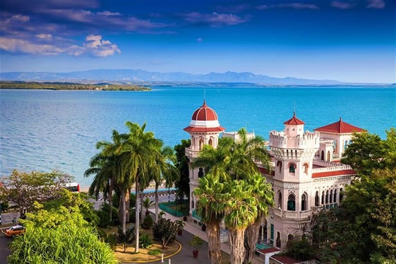 vista aérea del palacio frente al mar azul