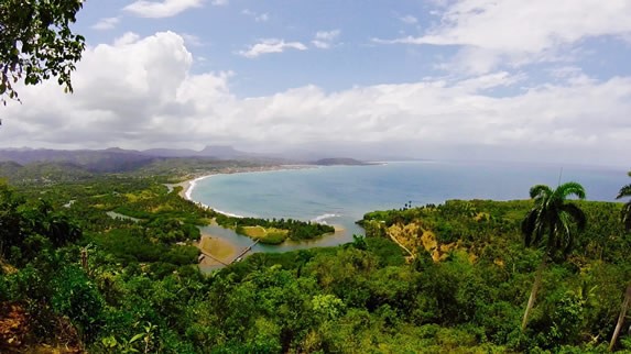 vista aérea del mar con vegetación y montañas