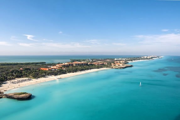 vista aérea de la playa de aguas azules 