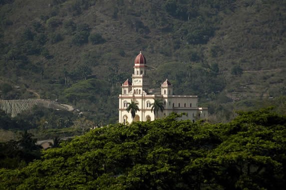 vista de edificio colonial rodeado de vegetación