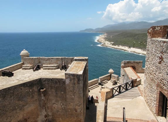 fortaleza del castillo de piedra junto al mar