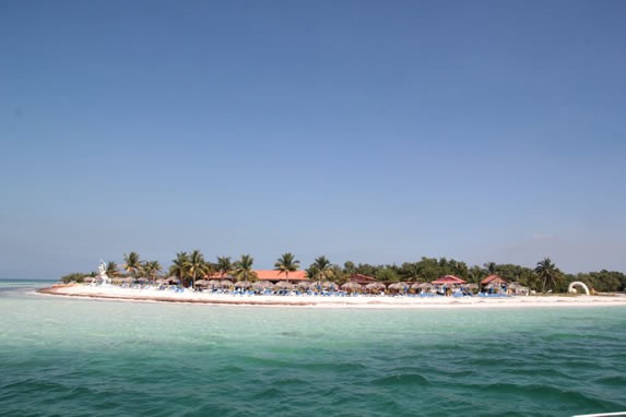 vista de la orilla de arena blanca y aguas azules