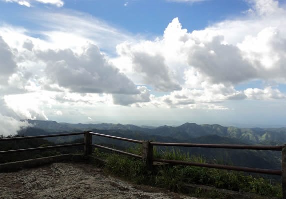 verdes montañas bajo el cielo azul