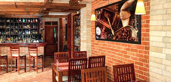 Bar con mobiliario de madera en El Biky