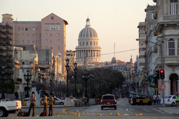 Capitolio desde Paseo del Prado en la Habana