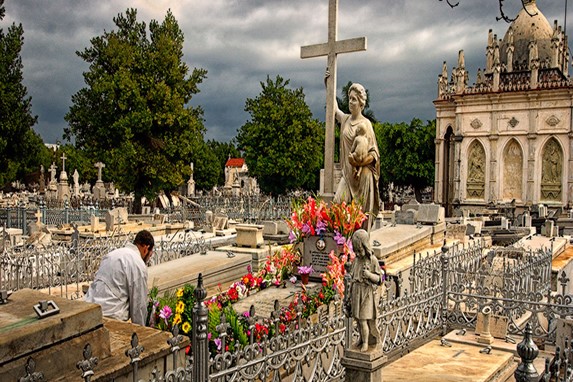 grave with flowers inside the cemetery