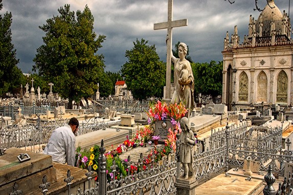 tumba con flores en el interior del cementerio 