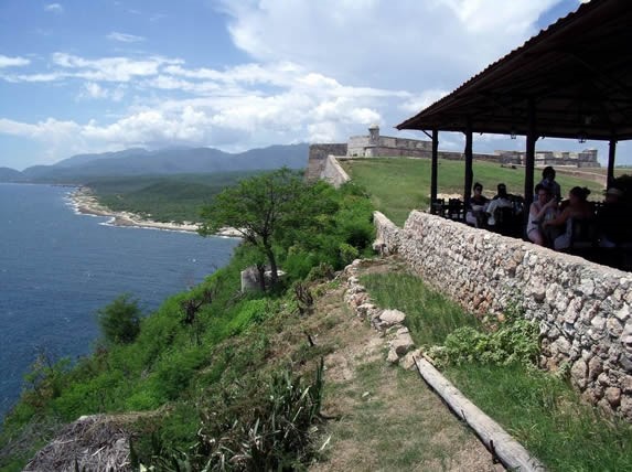 vista desde el acantilado del mar y las montañas 