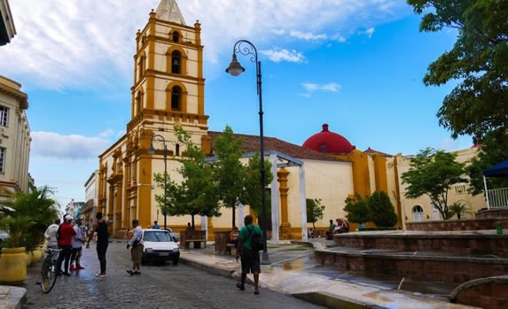 fachada colonial de la iglesia bajo el cielo azul