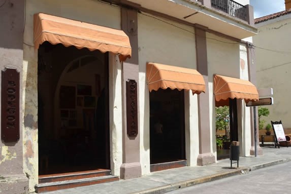 facade of the restaurant El Bodegón de Don Cayetan