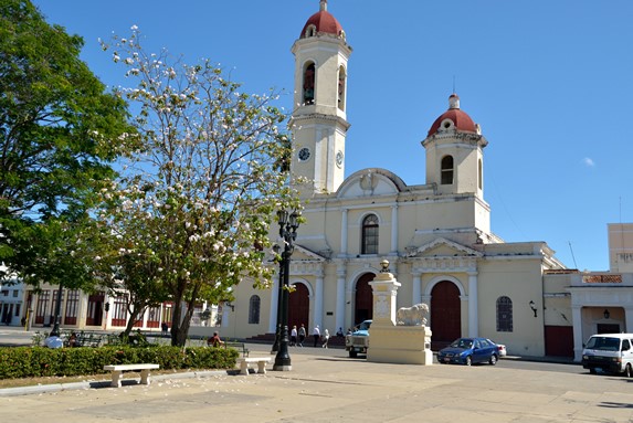 vista de la fachada colonial de la catedral