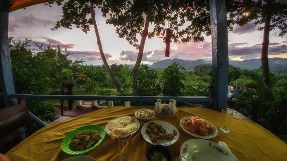 terraza con vista a las montañas y mobiliario 