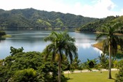 vista de una laguna rodeada de montañas 