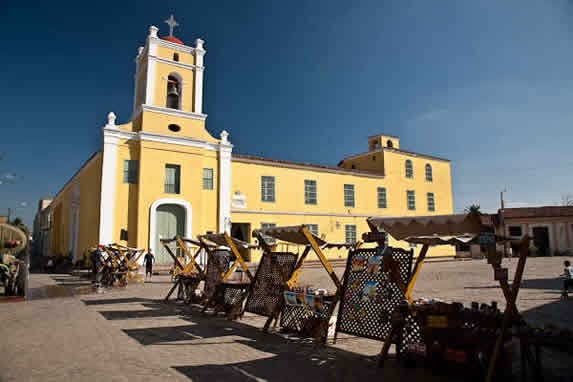 fachada de la iglesia colonial en una plaza