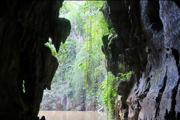 Vista interior de la salida de la cueva