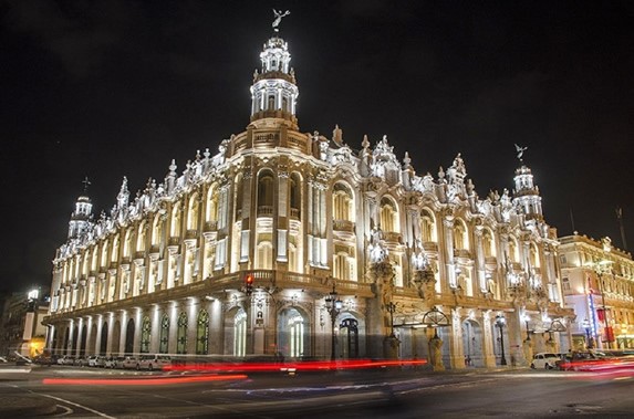 Vista nocturna del Gran Teatro de La Habana