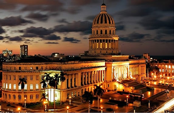 Vista nocturna del Capitolio de la Habana