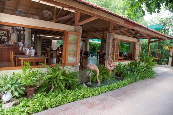 restaurante con techo de madera y tejas rojas