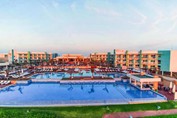 vista aérea de la piscina al atardecer
