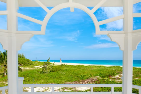 Vista de la playa de Varadero con vegetación