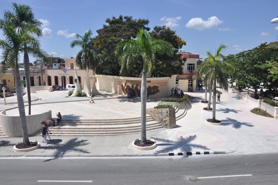 vista aérea de la plaza con palmas reales