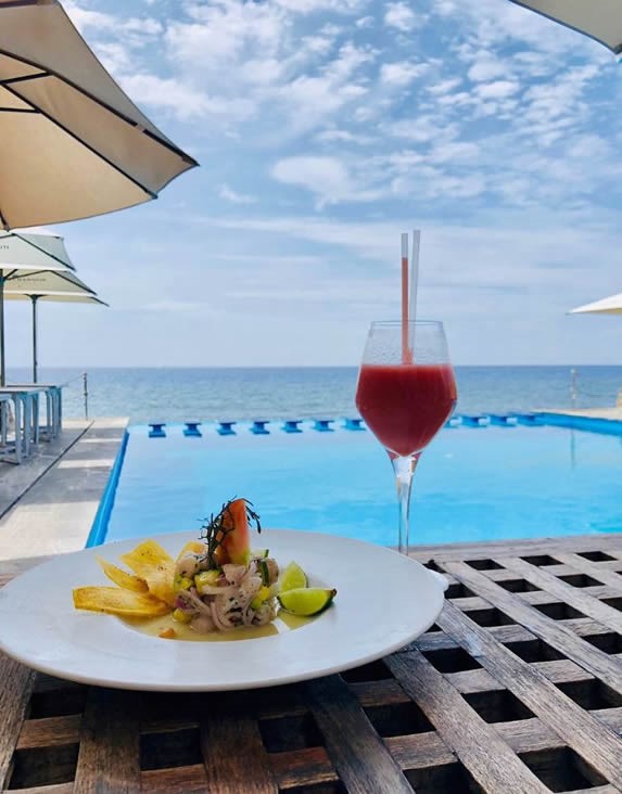 Vista de la piscina y mar del restaurante 