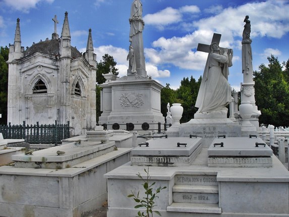 antiguas tumbas en el Cementerio de colon