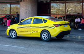 Foto de un taxi en el aeropuerto de La Habana, Cuba.